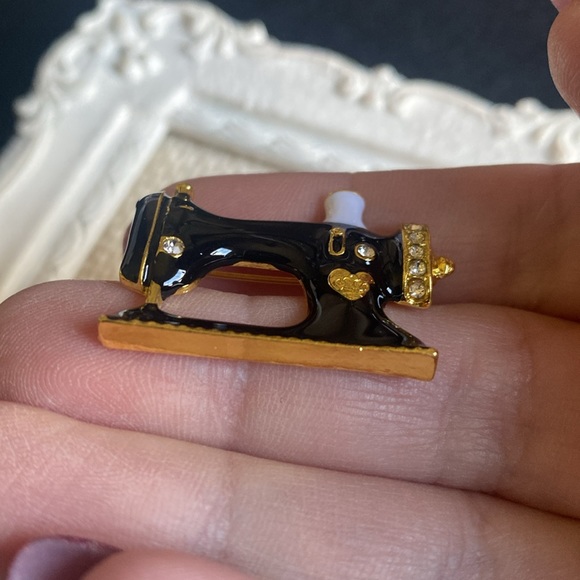 Sewing Machine Brooch Vintage Style Pin - Picture 4 of 5